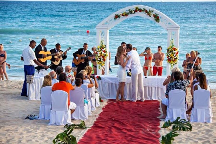 Ci occupiamo anche di #beachwedding. Ti piacerebbe sposarti in spiaggia? 😊❤️📷🤵🏻👰🏼